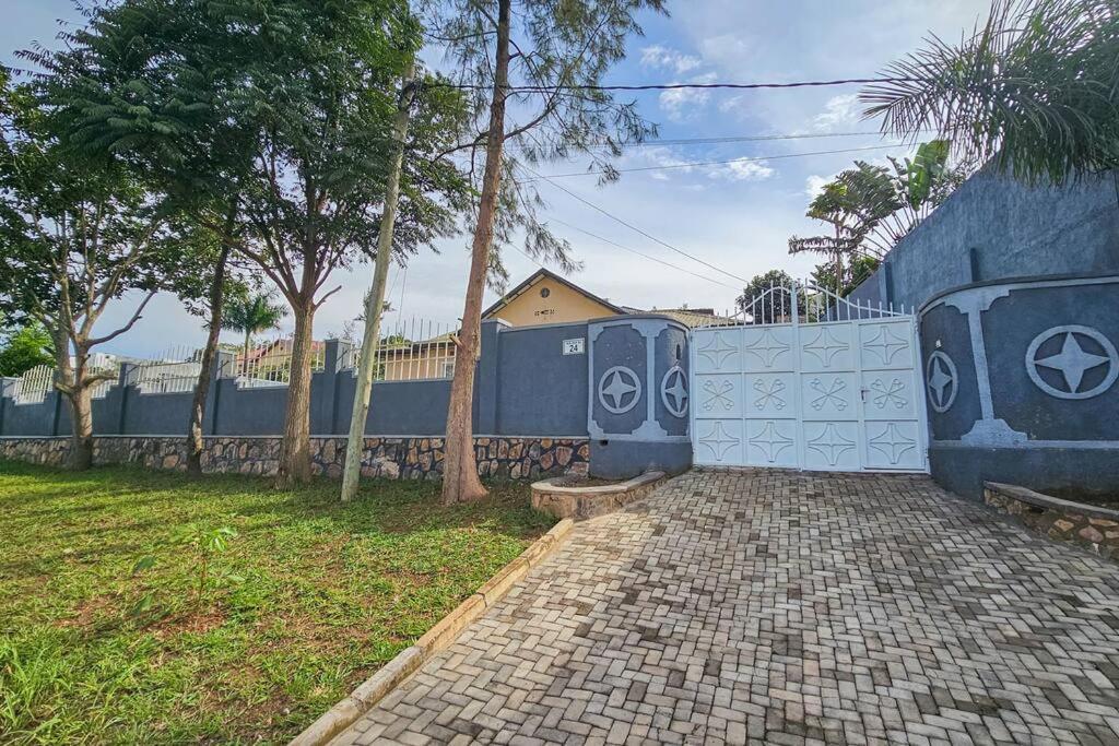 Complete 4-Bedroom House Facing Kigali Golf Course Kültér fotó